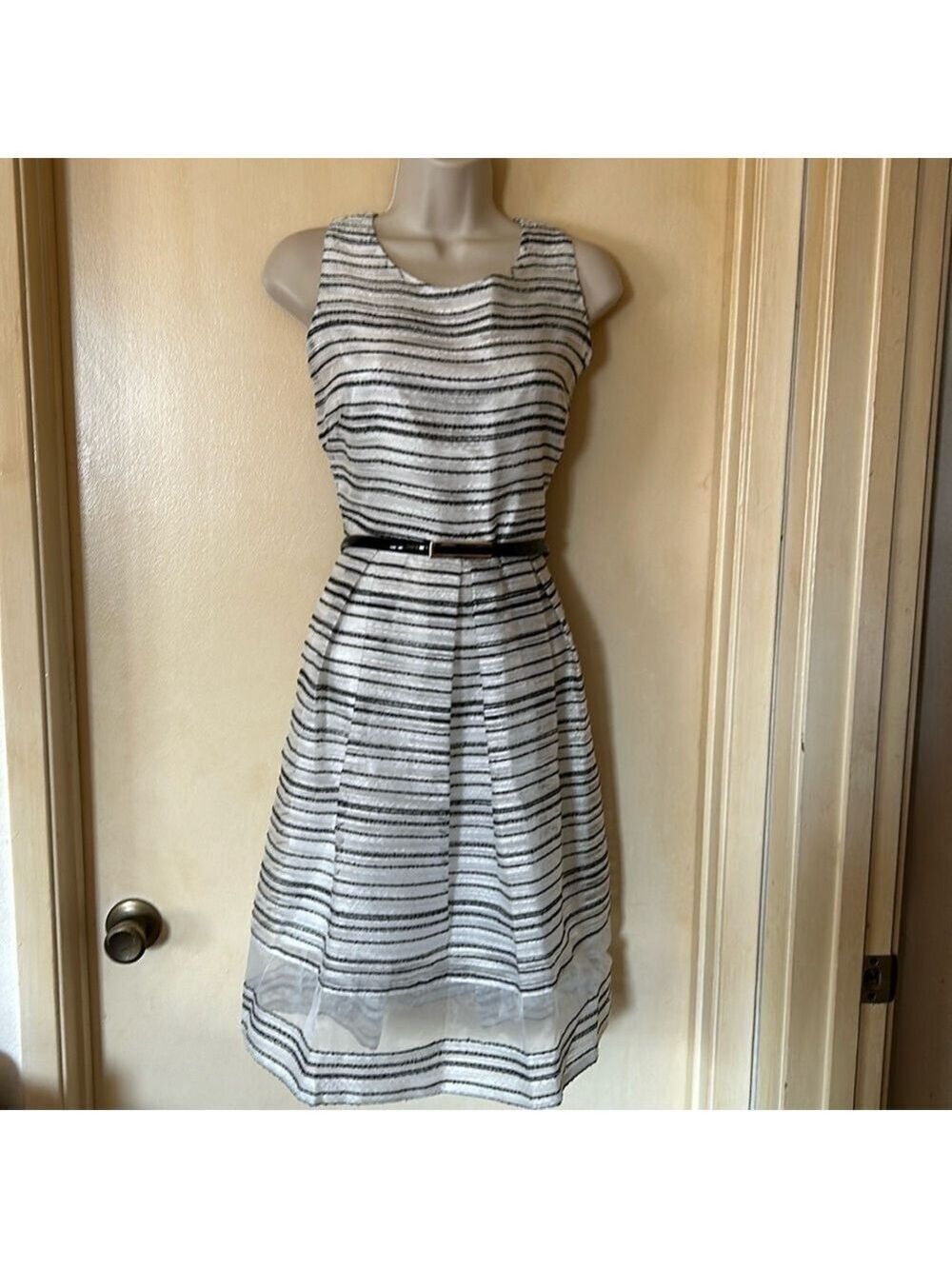 Belle Badgley Mischka black and white woven fit and flare dress size 6